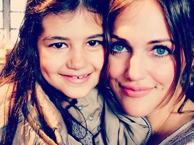بالصور.. مريم أوزرلي تلتقي معجبة إيرانية وتكشف صورة أفضل أصدقائها