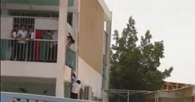 بالفيديو.. طالب يسقط من سور المدرسة بعد محاولته الهروب من احدى مدارس المنقف
