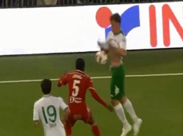 بالفيديو.. لاعب يخفي الكرة تحت قميصه ليراوغ منافسه