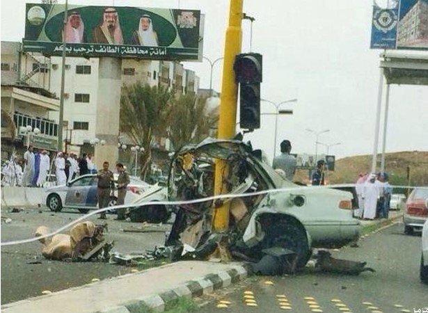 بالفيديو.. حادث مروع يشطر سيارة نصفين في السعودية ويصرع قائدها