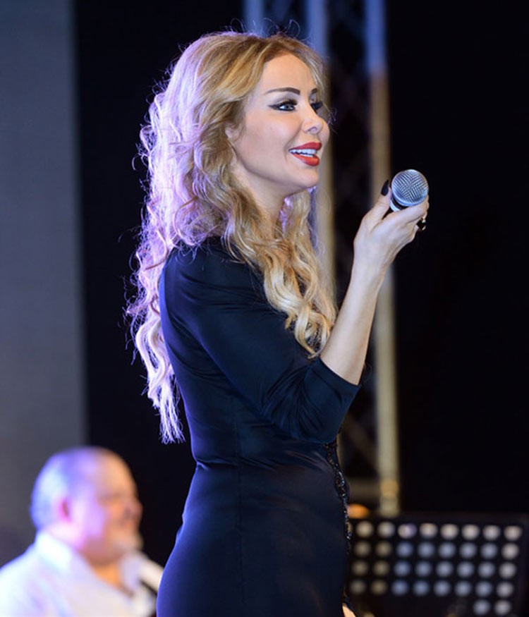 رولا سعد تحيي حفلاً بفستان اقرب للعباءة السوداء 