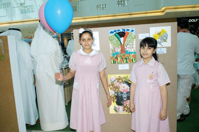 طالبتان مشاركتان في المعرض