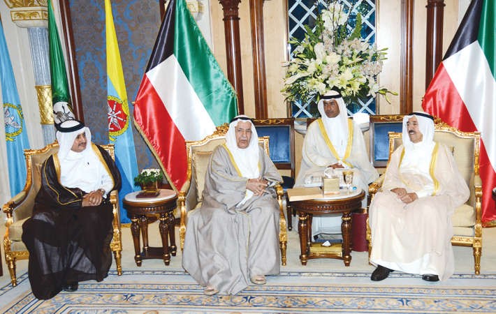 صاحب السمو الامير الشيخ صباح الاحمد مستقبلا علي الغانم ورؤساء غرف التجارة بدول التعاون ﻿