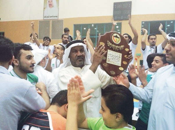 احمد العمران يحمل الدرع﻿