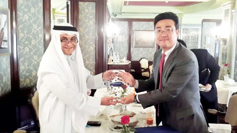 عماد جاسم الصقر يقدم هدية تذكارية الى واى اس كيم﻿