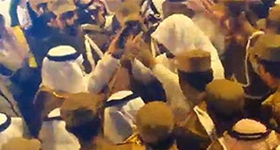 بالفيديو.. أمير الباحة يُلبس "العقال والشماغ" لخريج سقط أمامه