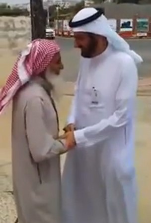 بالفيديو.. وزير التجارة السعودي يترجّل من سيارته لمساعدة مسنّ