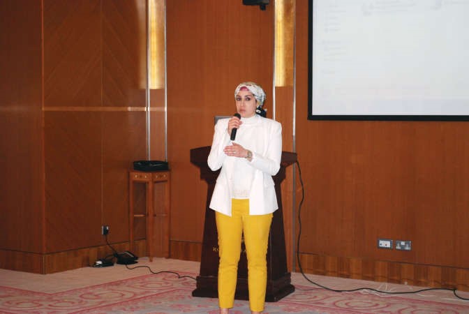  دنسرين الخطيب تتحدث للمشاركين في الدورة