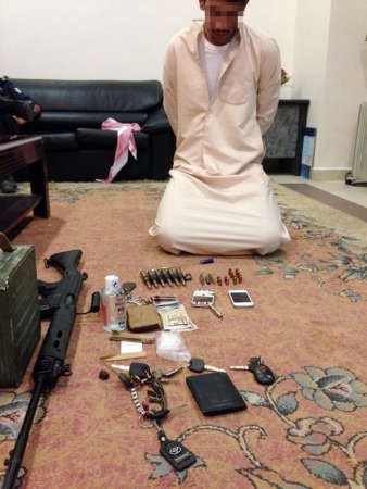 السوابق وامامه السلاح والذخيرة والحشيش 
