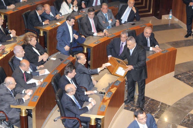النائب ميشال عون يدلي بصوته في الجولة الاولى من الانتخابات الرئاسية 