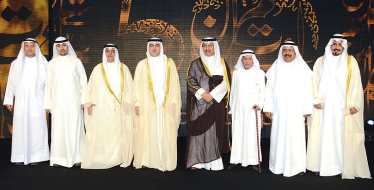 سمو رئيس مجلس الوزراء الشيخ جابر المبارك متوسطا المكرمين