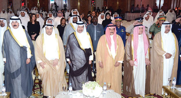 سمو رئيس مجلس الوزراء الشيخ جابر المبارك والشيخ محمد الخالد والشيخ خالد الجراح والشيخ دابراهيم الدعيج ويعقوب الصانع وعبدالمحسن المدعج