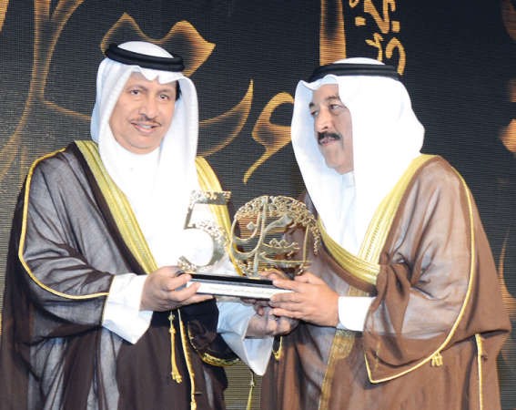  الشيخ دسالم الجابر يتسلم تكريم سمو الامير الراحل المغفور له
الشيخ جابر الاحمد 