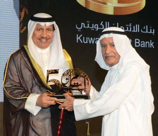 سمو رئيس الوزراء مكرما احد مؤسسي البنك