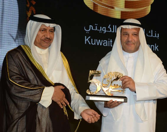 تكريم احد المشاركين
