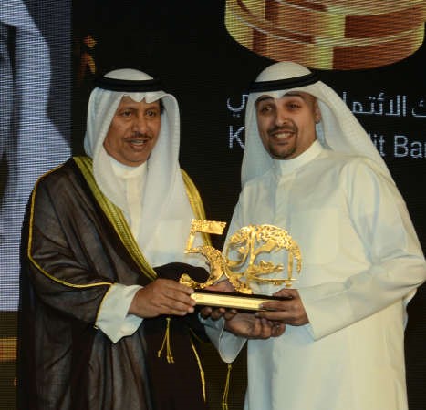 ودرع تكريمية لاحد المشاركين