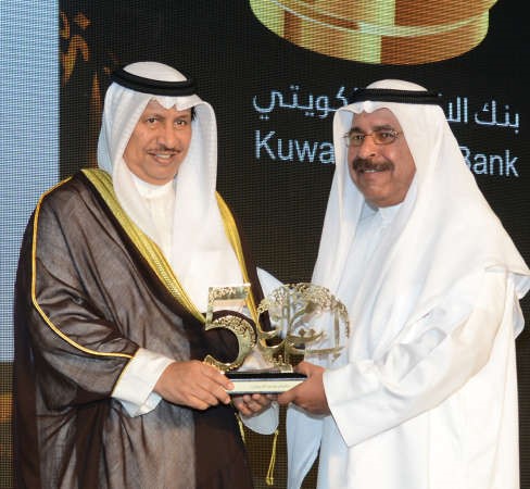 تكريم احد مؤسسي البنك