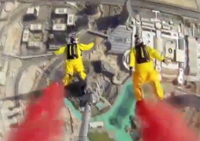 بالفيديو.. قفزة ثنائية مذهلة من قمة برج خليفة