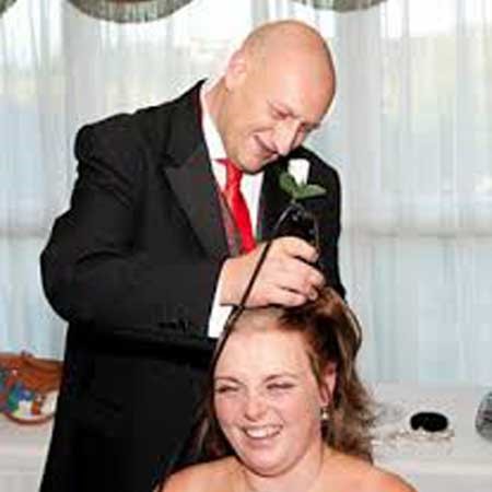 بالصور.. يحلق شعر عروسه بالكامل يوم الزفاف 