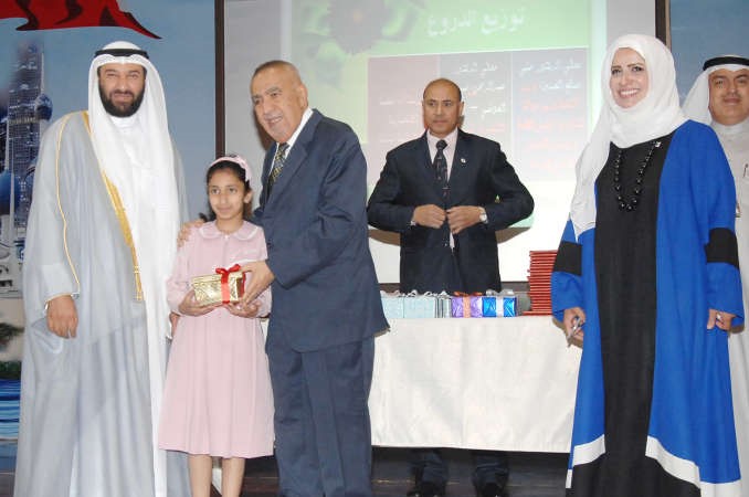 د علي العمير ود عبدالرحمن العوضي خلال تكريم احدى الطالبات