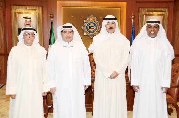 نائب رئيس مجلس الوزراء ووزير الداخلية الشيخ محمد الخالد متوسطا رئيس واعضاء هيئة مكافحة الفساد ﻿