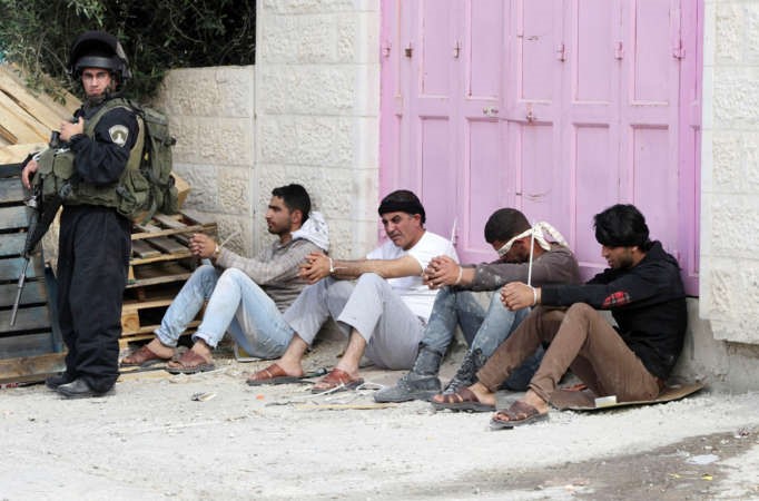 فلسطينيون معتقلون من قبل قوات الاحتلال باحدى قرى الضفة الغربية امس	افپ ﻿