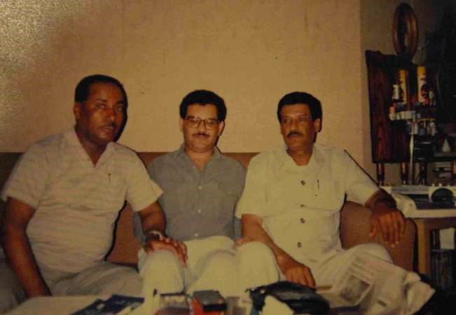 راشد الرندي مع اصدقائه في احدى السفرات