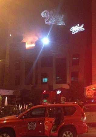 السنة اللهب تتصاعد من سطح البناية قبل اخماد الحريق