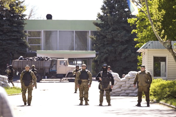 قوات اوكرانية خاصة تحمي مطارا بمدينة كراماتورسك امس	 اپ