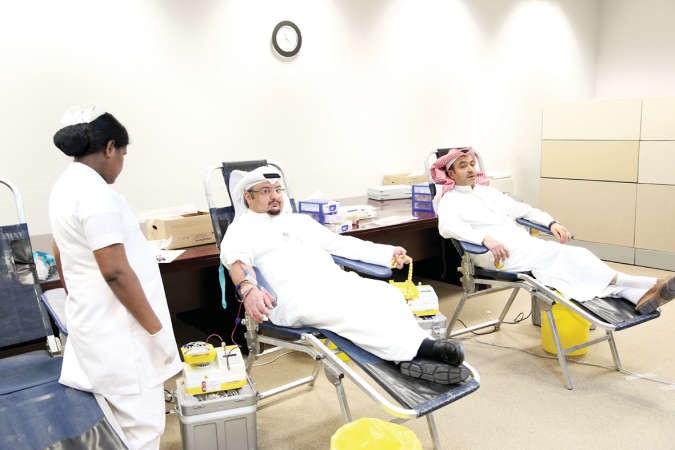 موظفان ببنك الكويت المركزي يتبرعان بالدم﻿