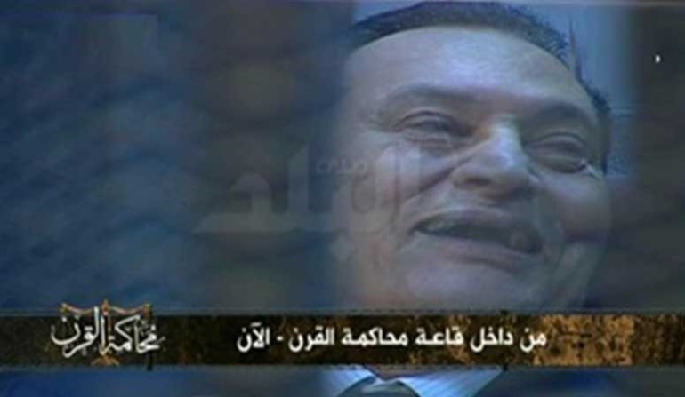 بالفيديو.. "مبارك" تنتابه حالة من الضحك فور دخوله "القفص" 