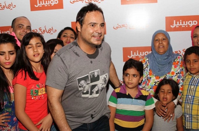بالصور.. أصالة تدعم الجمعيات الخيرية بثياب ماركة «صولا» وعاصي الحلاني يرتدي «تي شيرت» مارلين مونرو! 