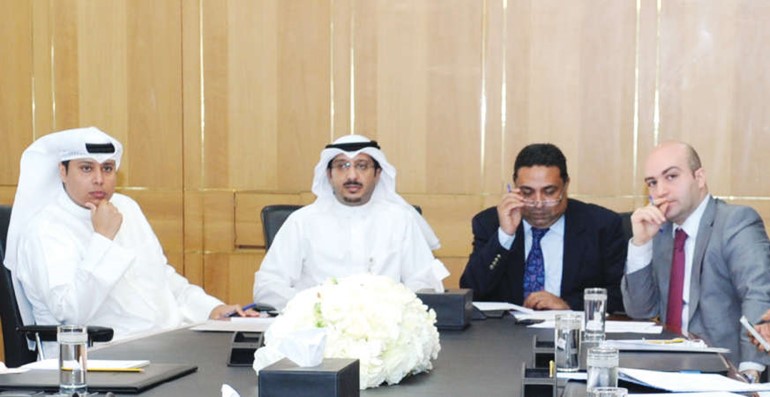 مسؤولو الكويتية للاستثمار اثناء ادارة المزاد ﻿