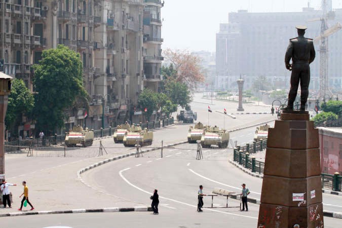 جنود من الجيش المصري يقومون بحراسة مدخل ميدان التحرير امس الاول 	افپ﻿