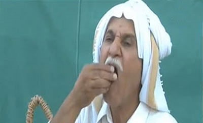 بالفيديو.. مسن كويتي يأكل " القبابي " بلذة ويسخر من شباب اليوم