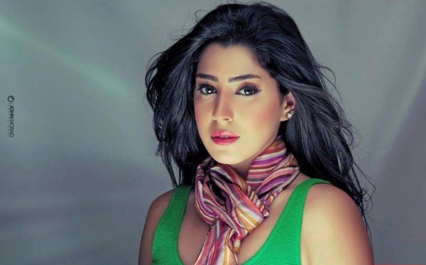 آيتن عامر تُشبع فضول جمهورها بصورتها بدون مكياج