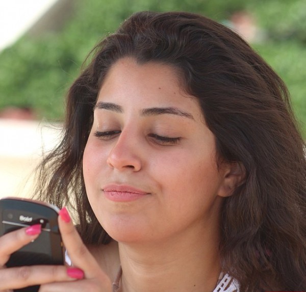 آيتن عامر تُشبع فضول جمهورها بصورتها بدون مكياج