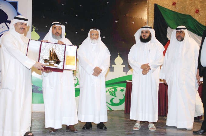 الشيخ خالد العبدالله يتسلم درعا من الطيار﻿