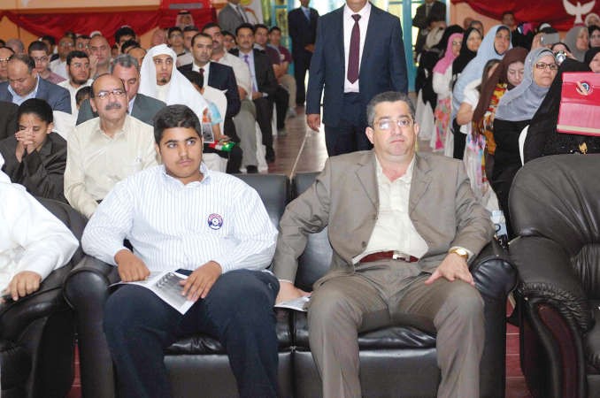المشرف العام ورئيس قسم اللغة العربية شريف فتح الله متابعا حفل التفوق﻿