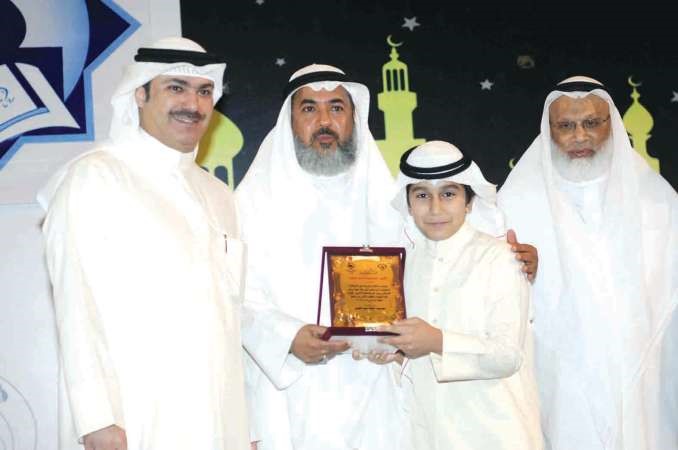 5- الطيار والشيخ خالد العبدالله وديوسف السند يكرمون الطالب المثالي عن الصف السادس﻿