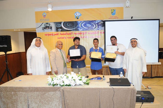 دعبداللطيف البدر خلال تكريم الفائزين اسامة ابوعطية