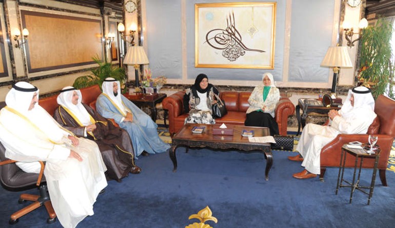 سمو الشيخ جابر المبارك مستقبلا هند الصبيح وجمال الدوسري واحمد الموسى وبدرية المكيمي وعبدالله المطوطح