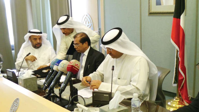 دعلي العبيدي يوقع عقد مستشفى الصباح الجديد