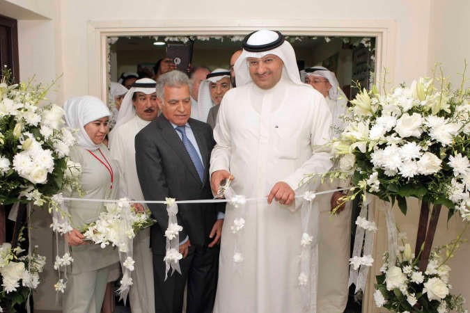 د علي العبيدي يقص شريط افتتاح المختبر