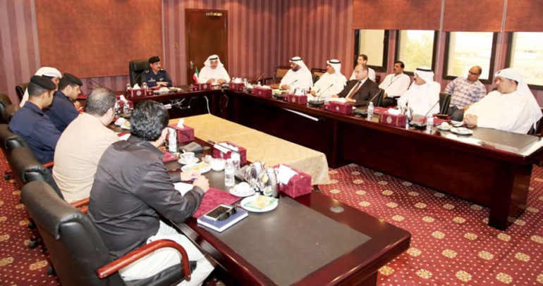 اللواءان عبدالله المهنا وجمال الصايغ خلال الاجتماع مع مسؤولي شركات الحراسة﻿