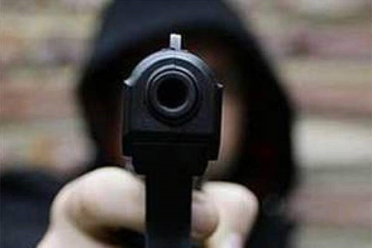 سائق كورية بسلاح ناري سلب هندياً 23 ديناراً ورخصة سوق و«بنكية»