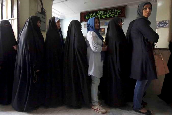 عراقيات ينتظرن دورهن للاقتراع في احد المراكز في طهران امس 	اپ﻿