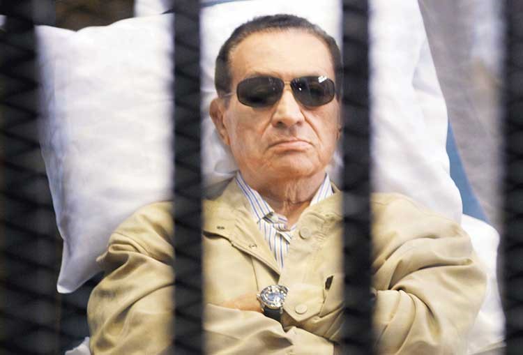 مبارك يصاب بارتفاع في ضغط الدم خلال جلسة إعادة محاكمته