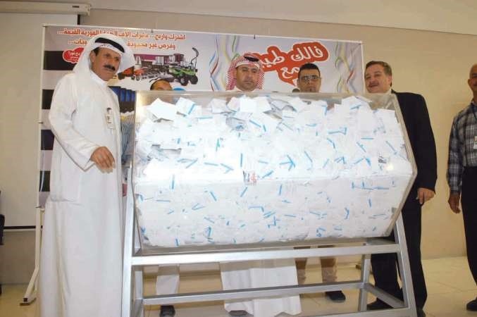 ممثل وزارة التجارة عبدالعزيز اشكناني والزملاء في ادارة التوزيع خلال السحب امس حمدي شوقي