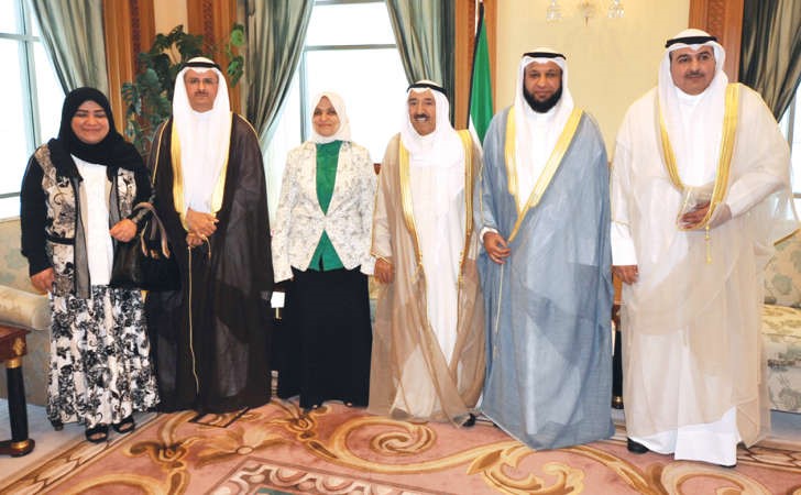 صاحب السمو الامير الشيخ صباح الاحمد مستقبلا هند الصبيح وقيادات الشؤون 